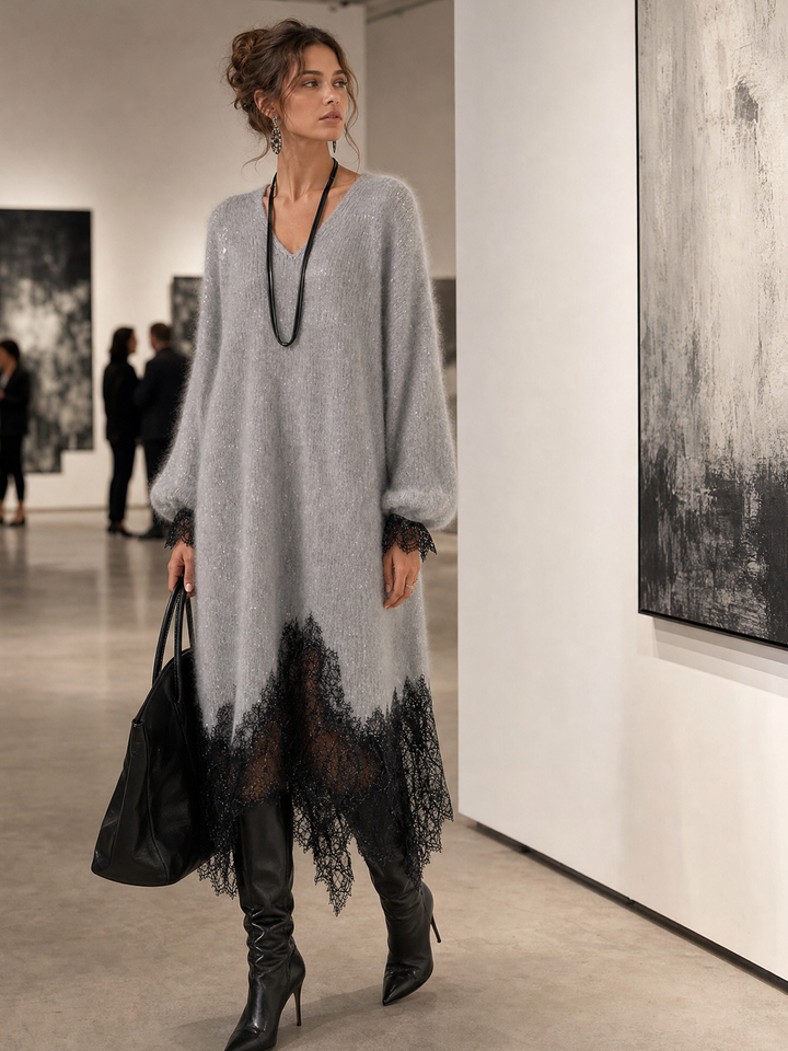 Evy grå stickad klänning med spetskant på galleri