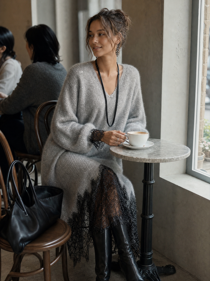 Evy grå stickad klänning med spetsdetaljer på café