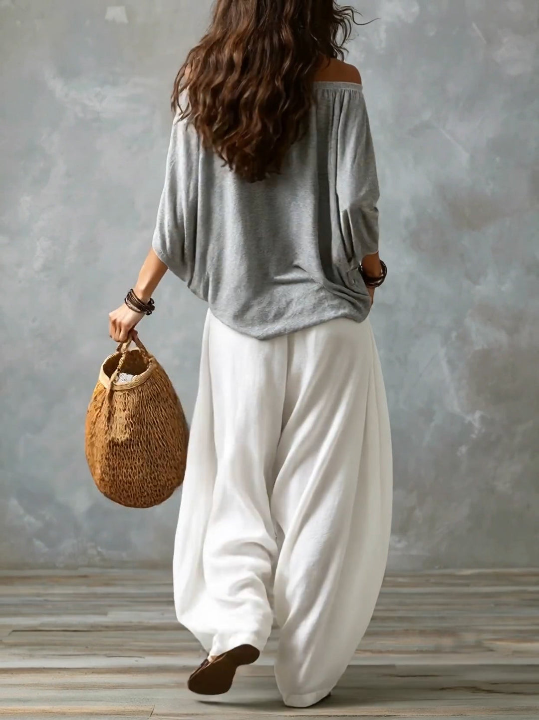 Grace | Grå Off-shoulder Topp och Vita Vida Lanternbyxor