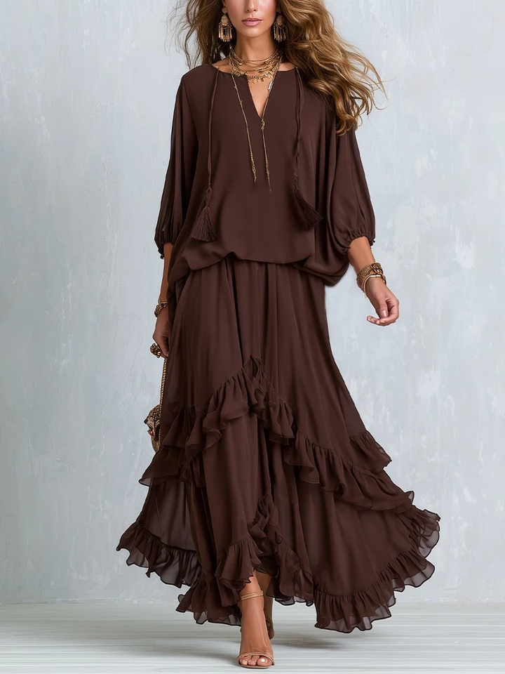 Bea | Brun Chiffon Topp med Fransar och V-ringning i Kombination med en Lager-puffig Kjolset
