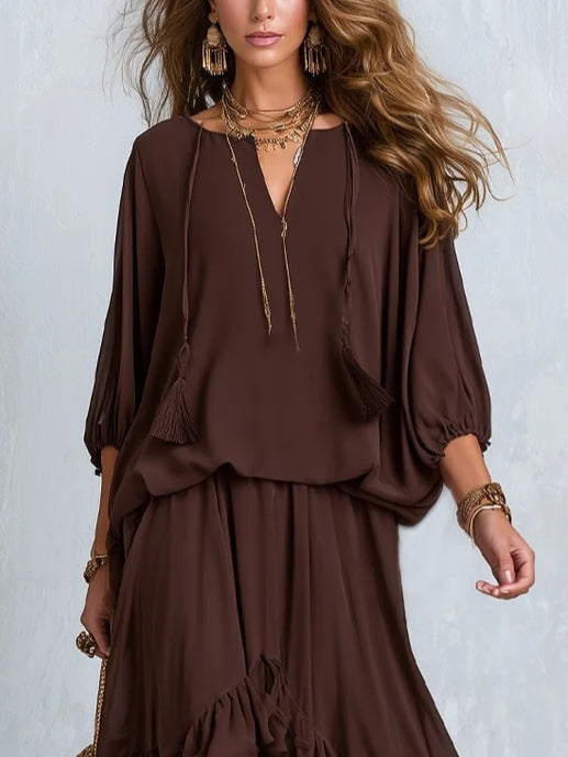 Bea | Brun Chiffon Topp med Fransar och V-ringning i Kombination med en Lager-puffig Kjolset