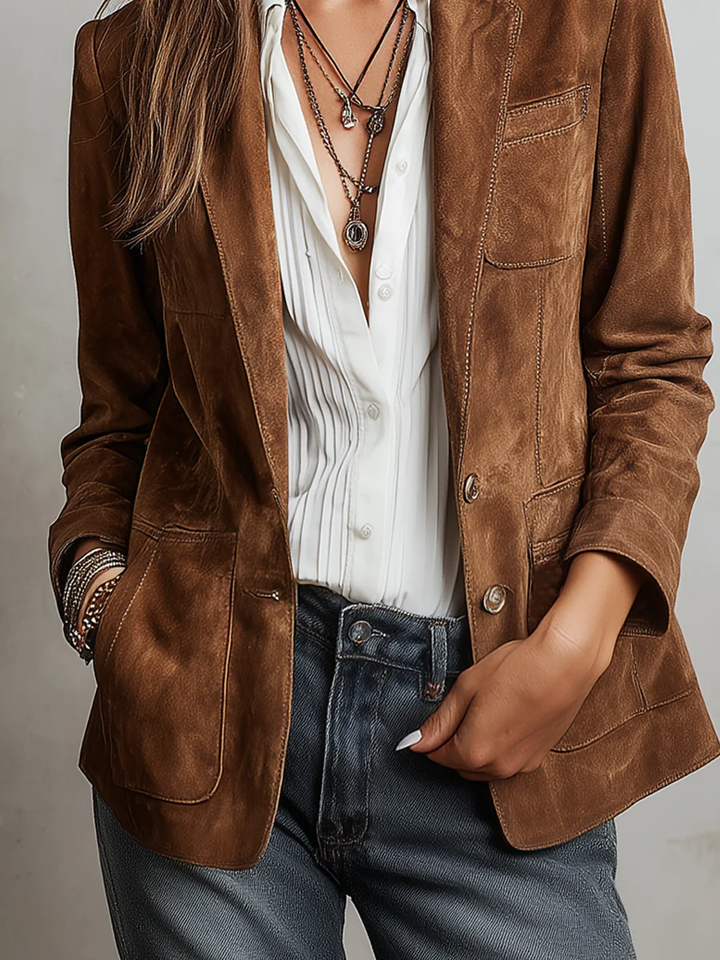 Marie brun blazer stylad med vit blus och jeans
