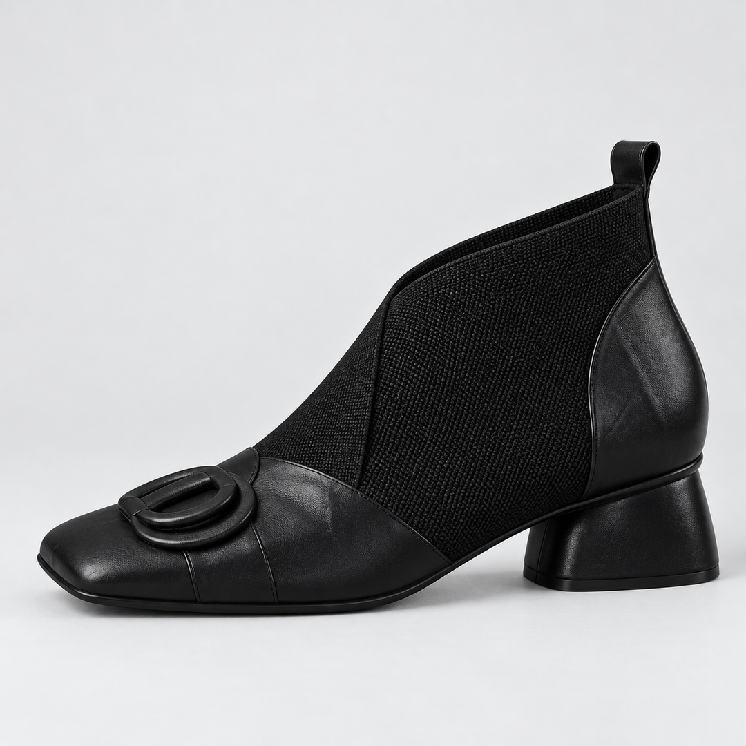 Ingbritt svarta ankelboots sedda från sidan