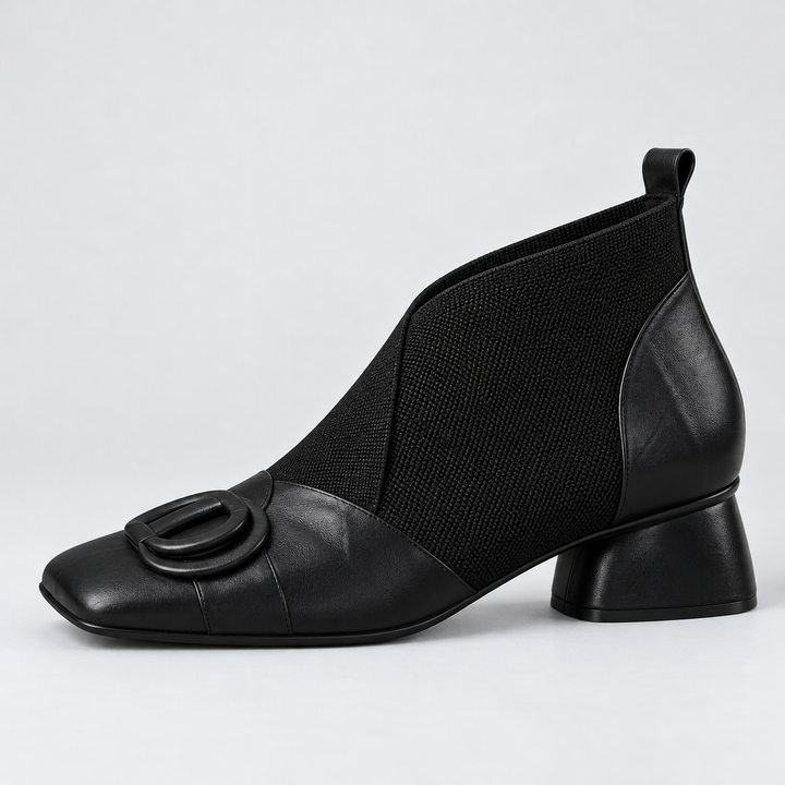 Ingbritt svarta ankelboots sedda från sidan