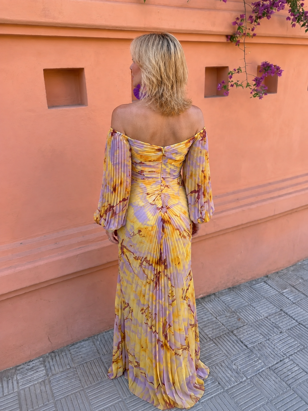 Lisbeth plisserad klänning i gult, bakifrån