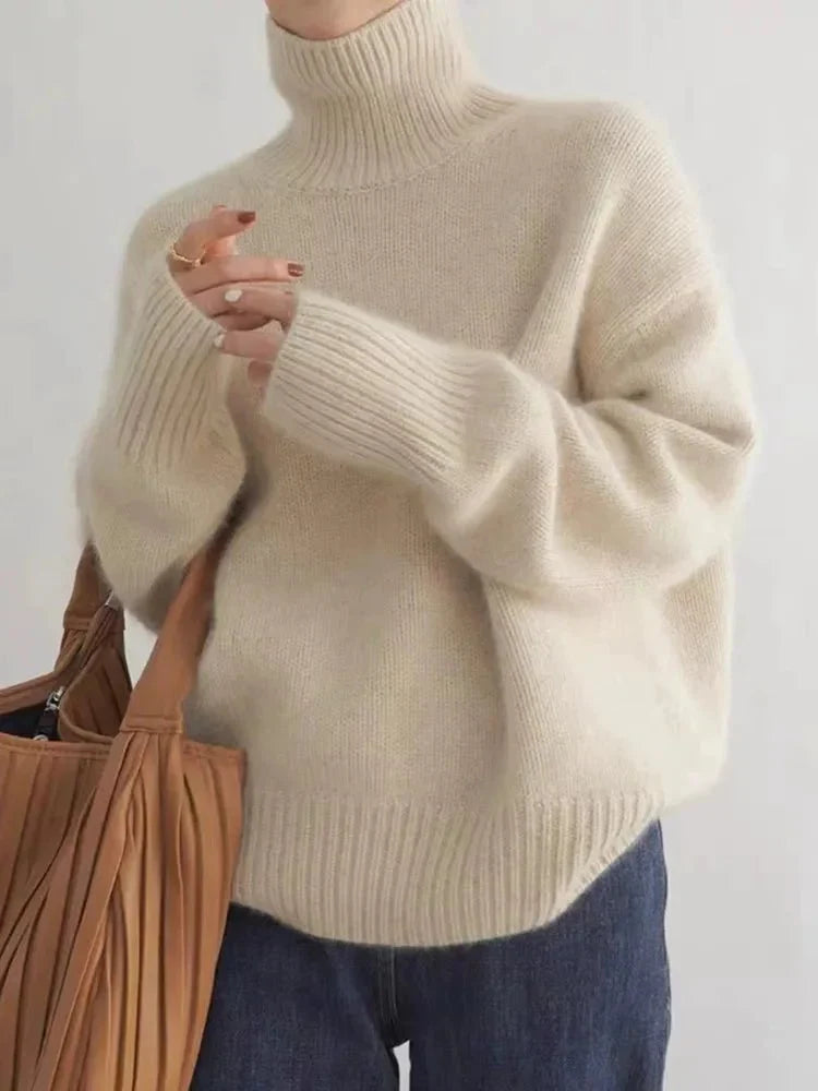 Tuva – mjuk polotröja i beige med ribbade muddar
