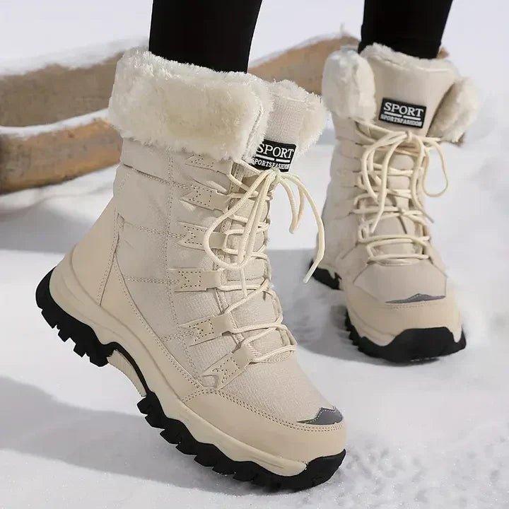 Hedvig vinterkängor i beige med fuskpälskrage i snön