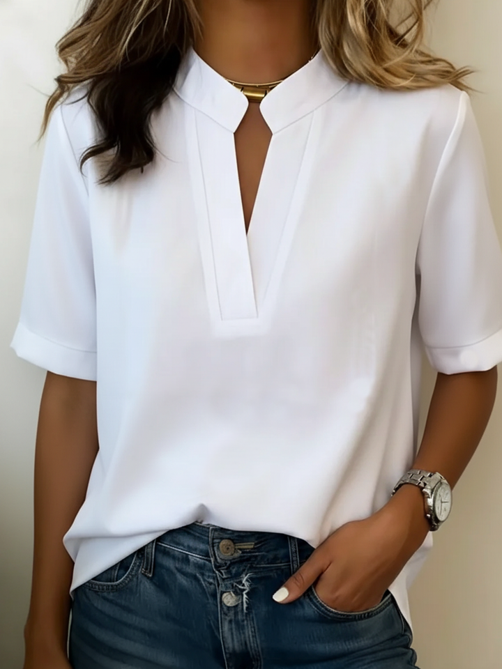 Margaux | Chic V-ringad Blus med Guld Detalj