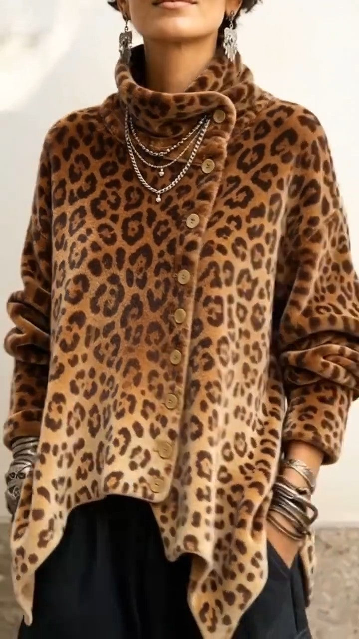 Marit – närbild på leopardmönstrad tröja med knapprad