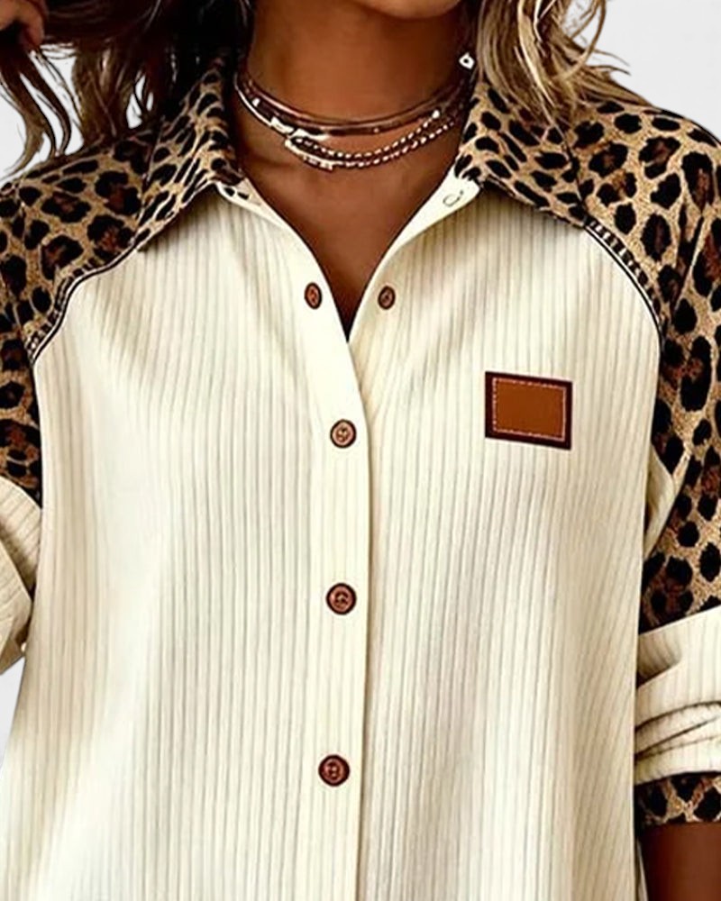 Anette – närbild på beige blus med leopardkrage