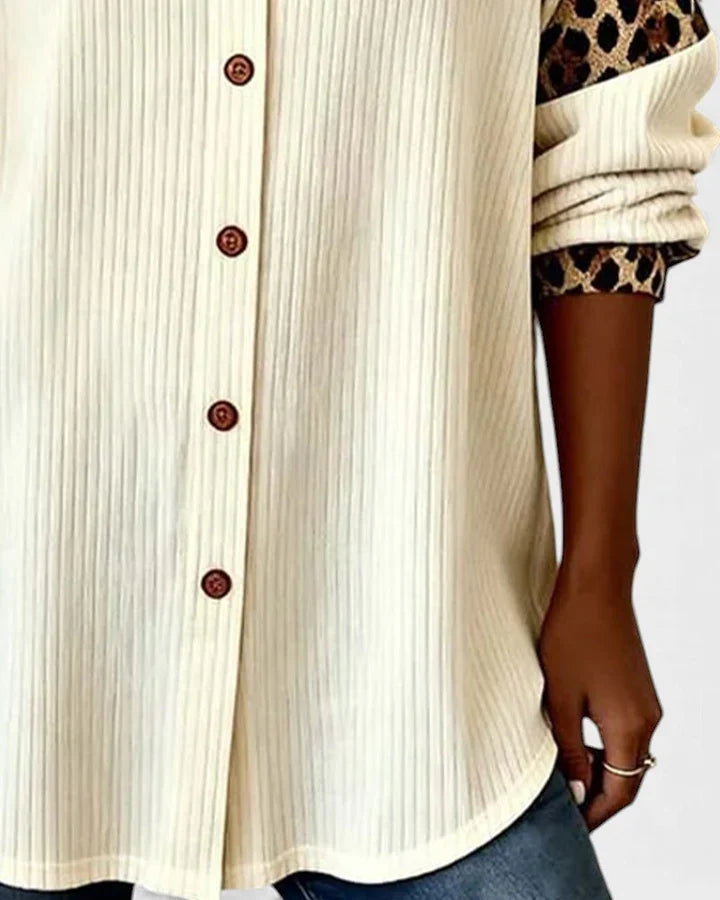Anette – detalj av knappar och fåll på beige blus