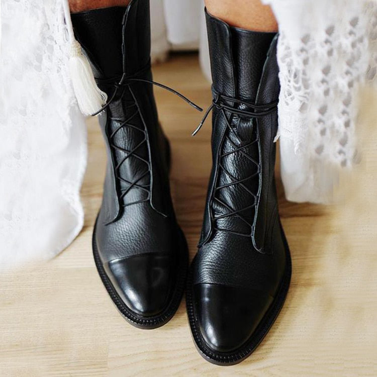 Annika – svarta snörkängor i stylad outfit
