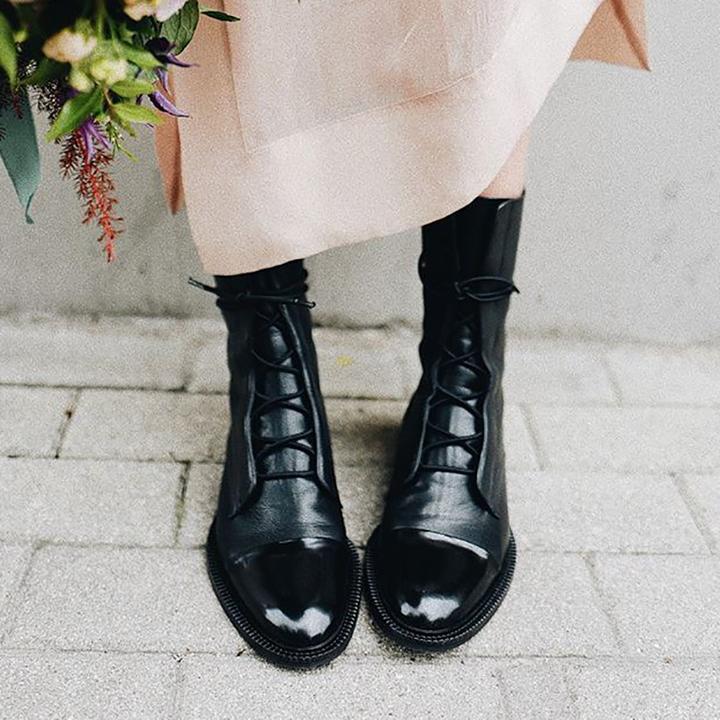 Annika – svarta snörkängor med rosa kjol