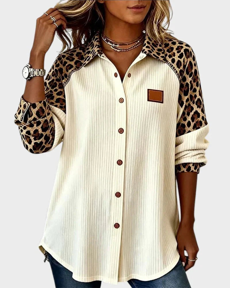 Anette – avslappnad blus i beige med leopardmönstrade ärmar
