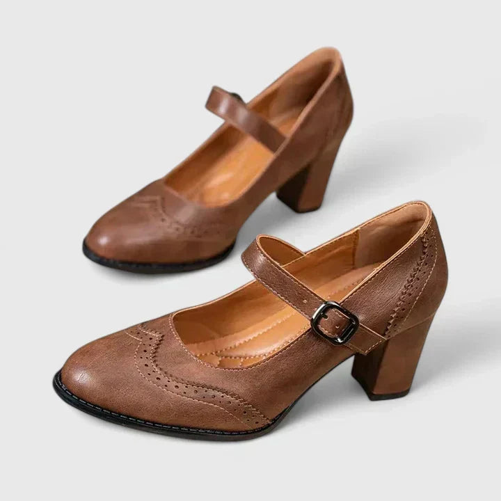 Bruna Lillemor Mary Jane-pumps med hålmönster sedda uppifrån