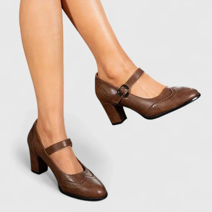 Bruna Lillemor Mary Jane-pumps med blockklack på modell