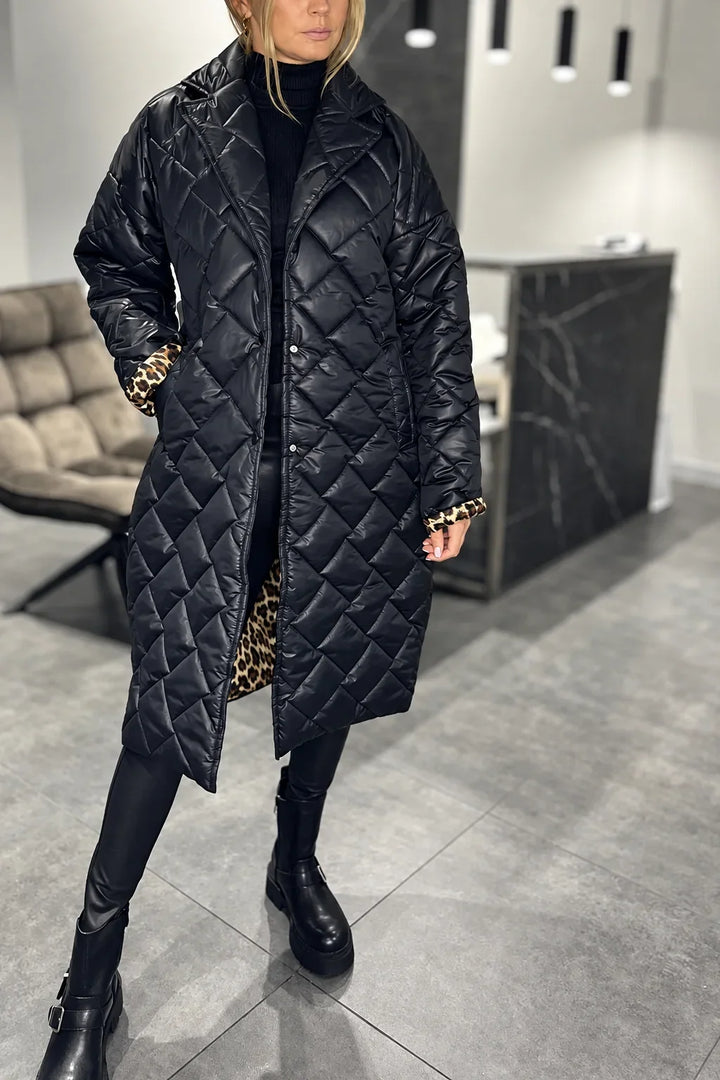 Beda quiltad kappa med leopardfoder i svart