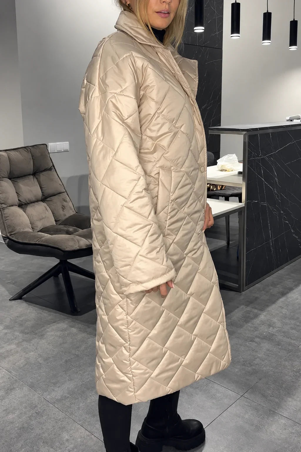 Beda quiltad kappa i beige, från sidan