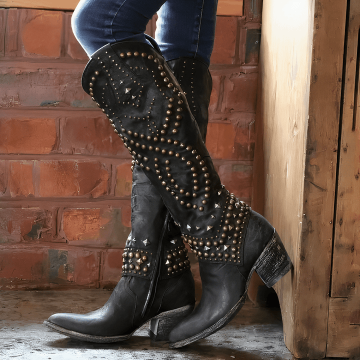 Helena – svarta nitbeprydda stövlar med jeans