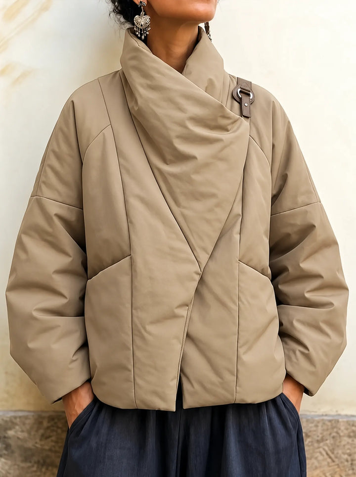 Oda – asymmetrisk vadderad jacka i khaki
