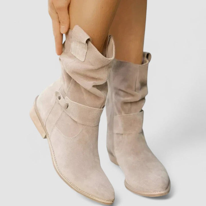 Eufemia – beige stövlar med rem och nitdetalj