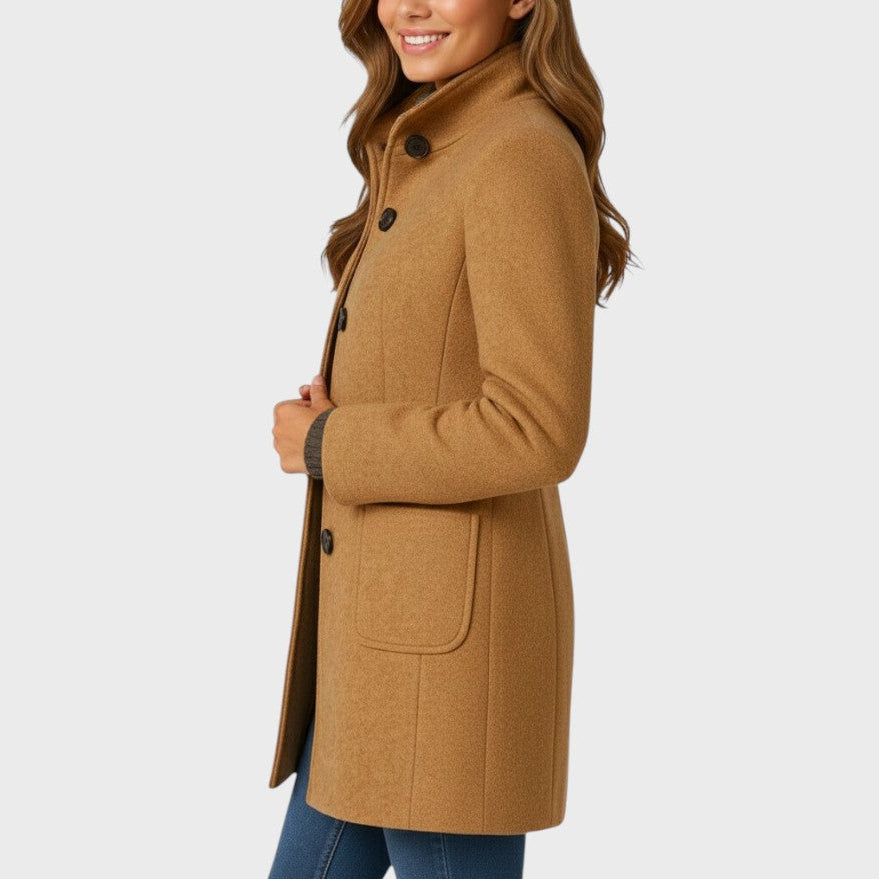 Karolin kappa i khaki sedd från sidan
