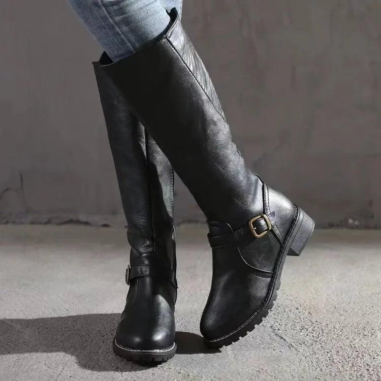 Annika – höga ridstövlar i svart, burna med jeans