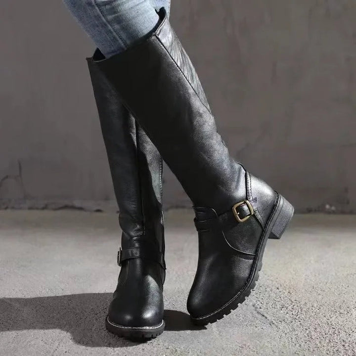 Annika – höga ridstövlar i svart, burna med jeans