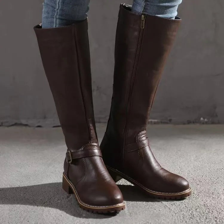 Annika – höga ridstövlar i mörkbrunt, burna med jeans