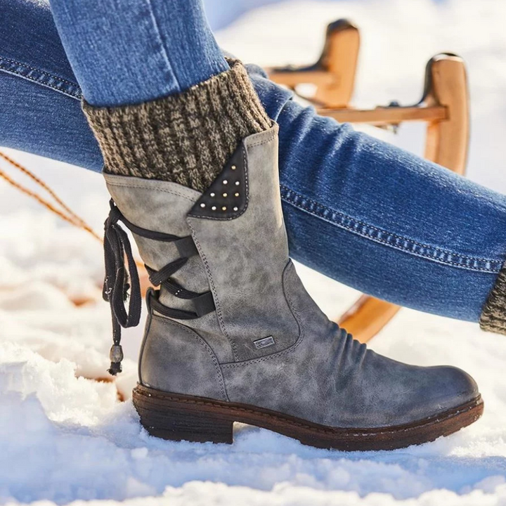 Christina – gråa stövlar i snön