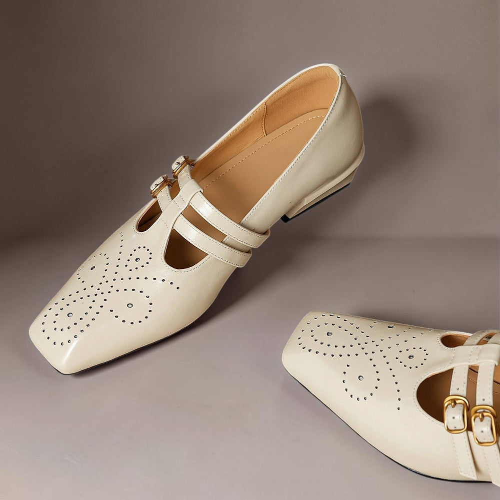 Ann-Britt – beige Mary Jane-skor, närbild på perforerat material