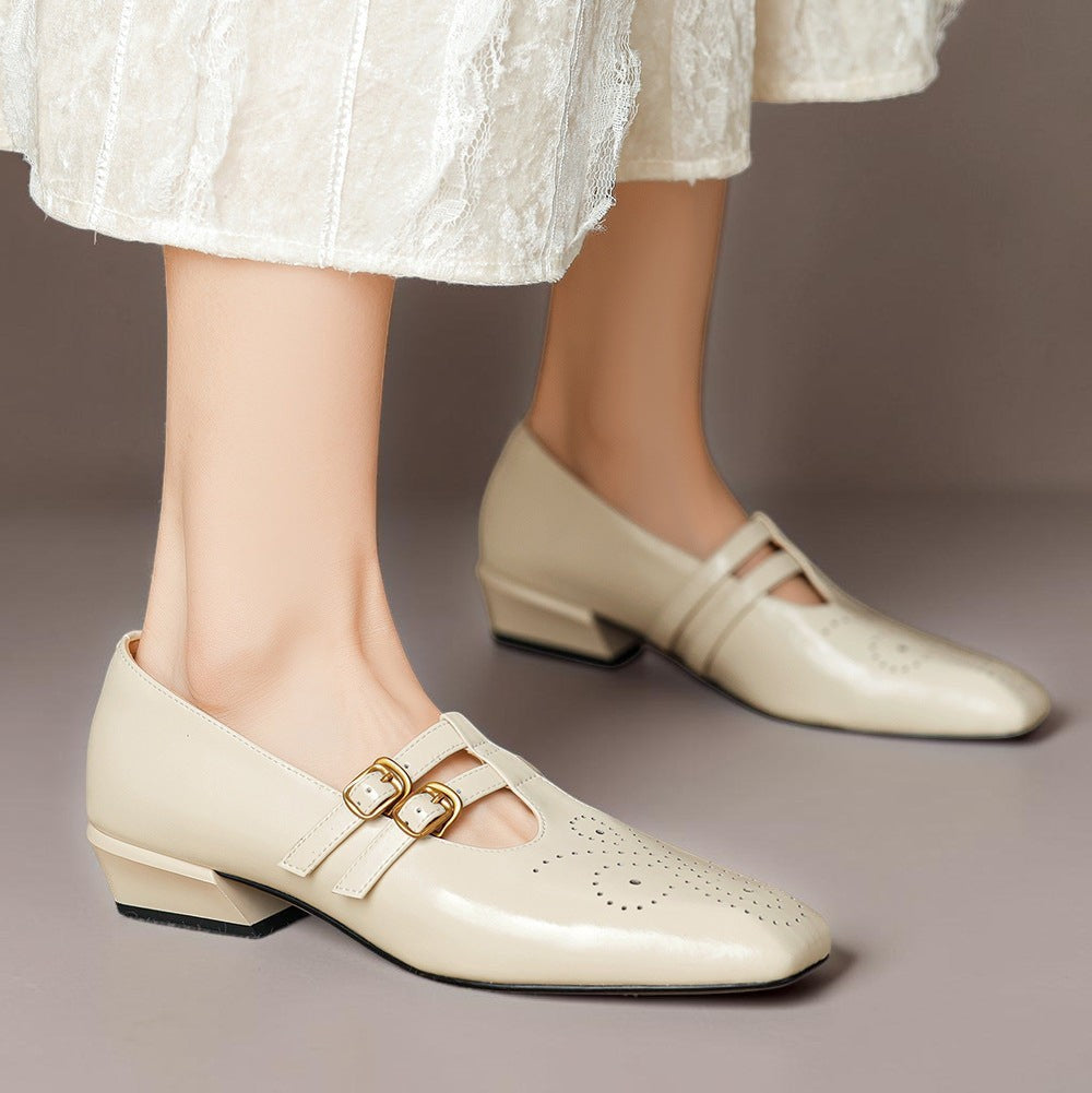 Ann-Britt – beige Mary Jane-skor med gyllene spännen och låg klack