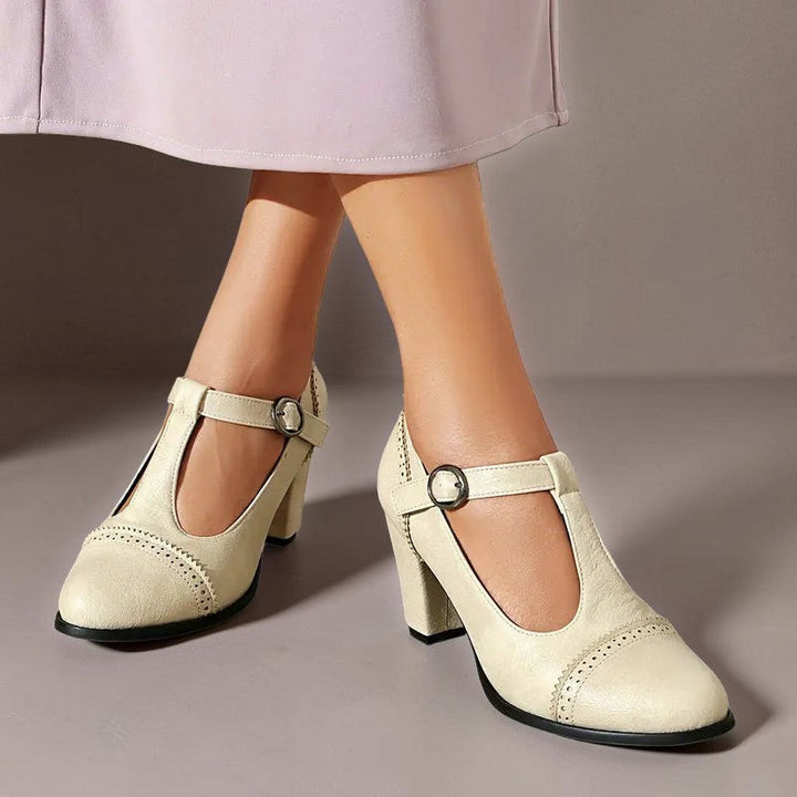 Ann-Christin eleganta beige skor med T-rem och blockklack