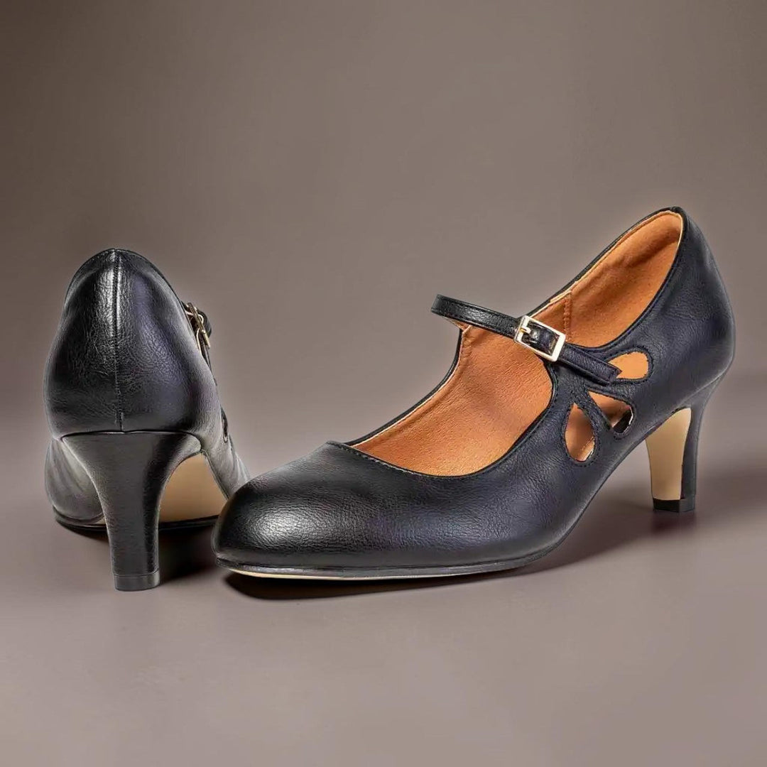 Ett par Ingmarie svarta pumps sedda framifrån och bakifrån