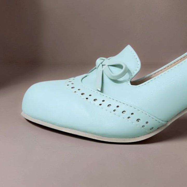Marie-Louise – sidovy av pumpsen med rosett och rund tå