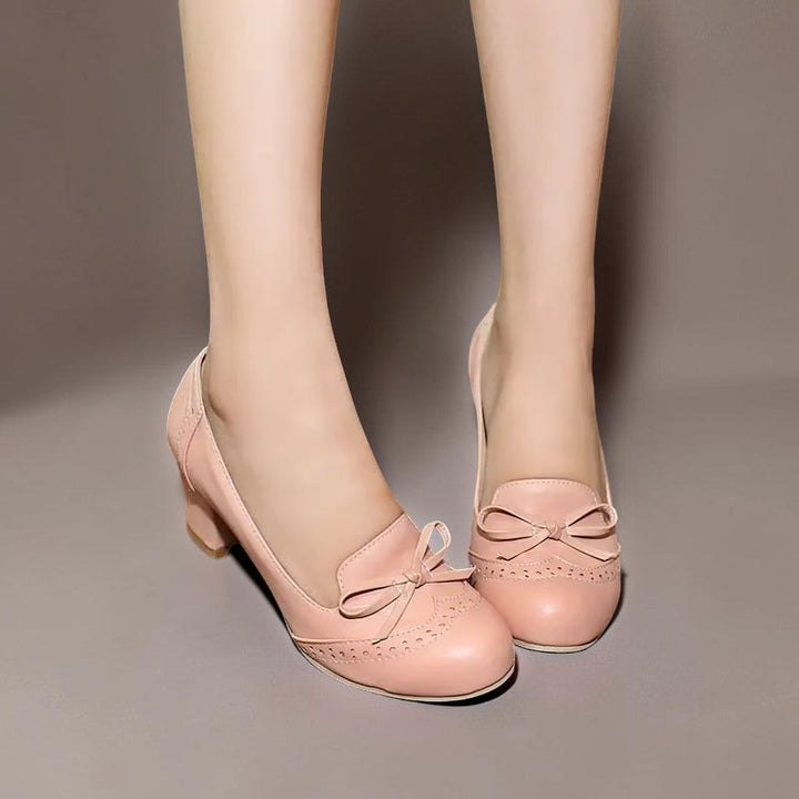 Marie-Louise – eleganta slip-on-pumps med rosett i rosa, på benen