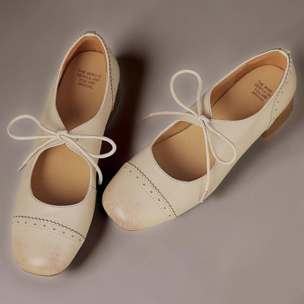 Gerd elegant snörsko i beige mjukt material med dekorativt mönster