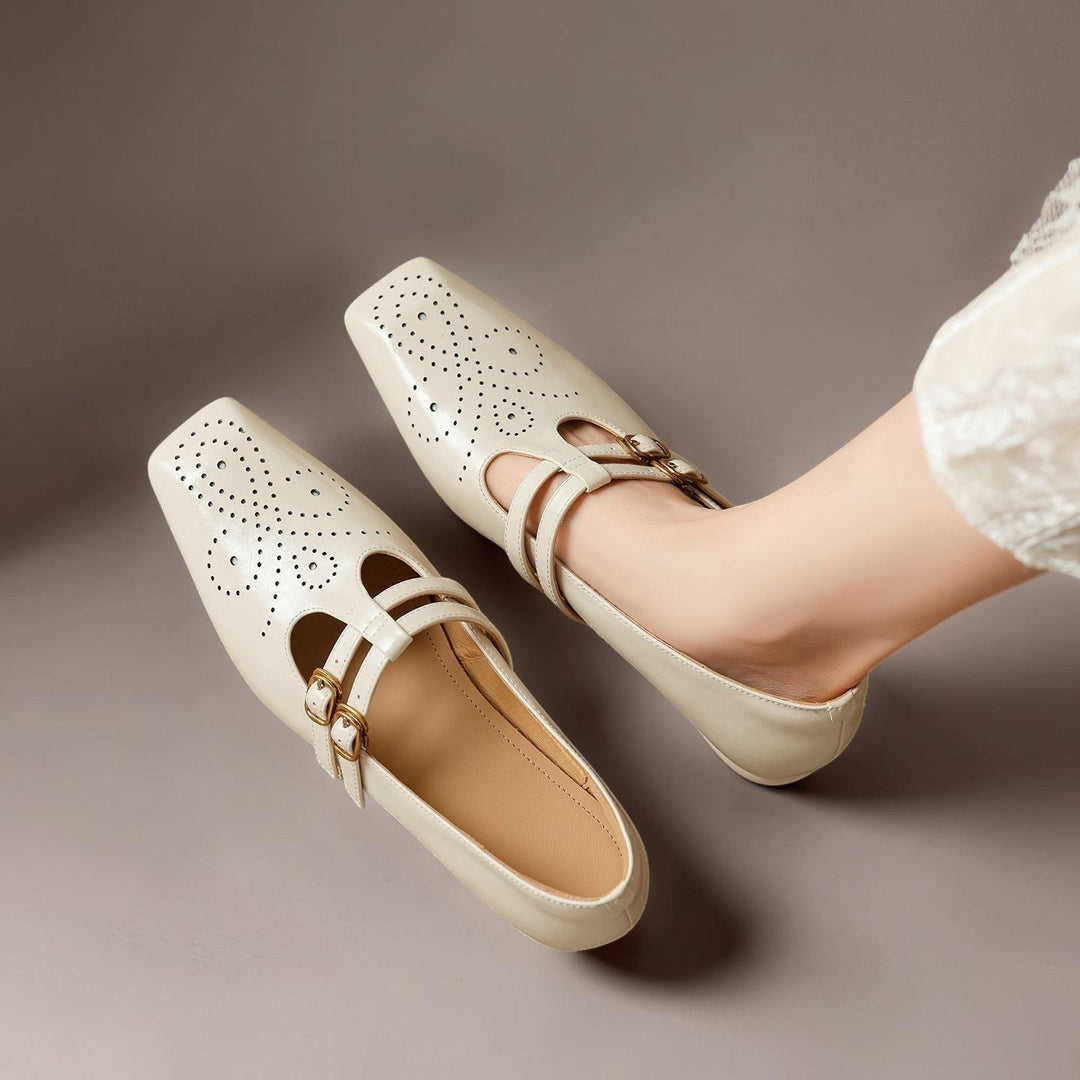 Ann-Britt – beige skor med perforerad tå, uppifrån