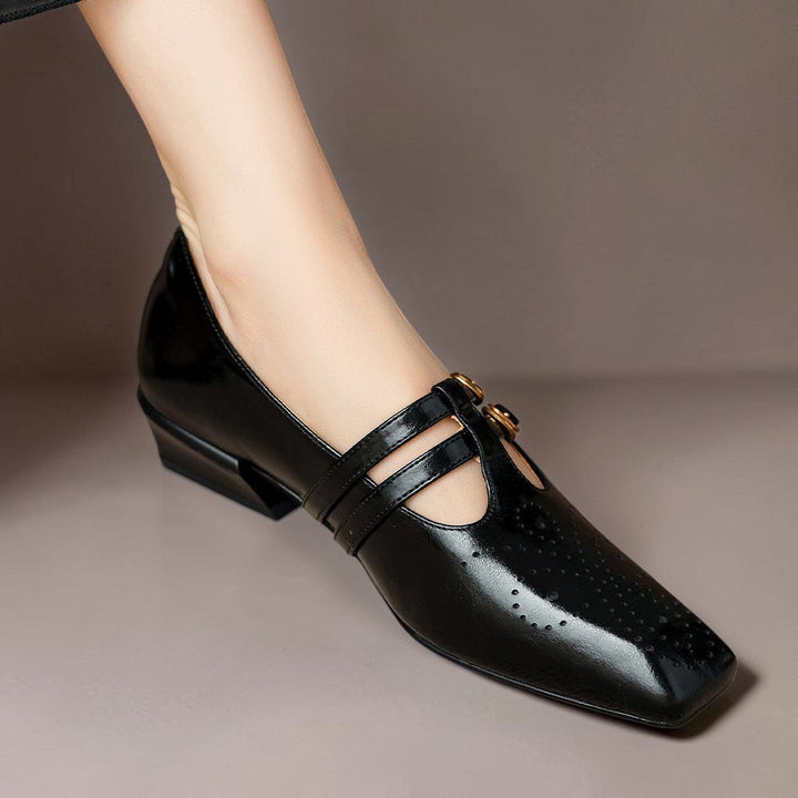 Ann-Britt – svart Mary Jane-sko i blankt material med två spännen