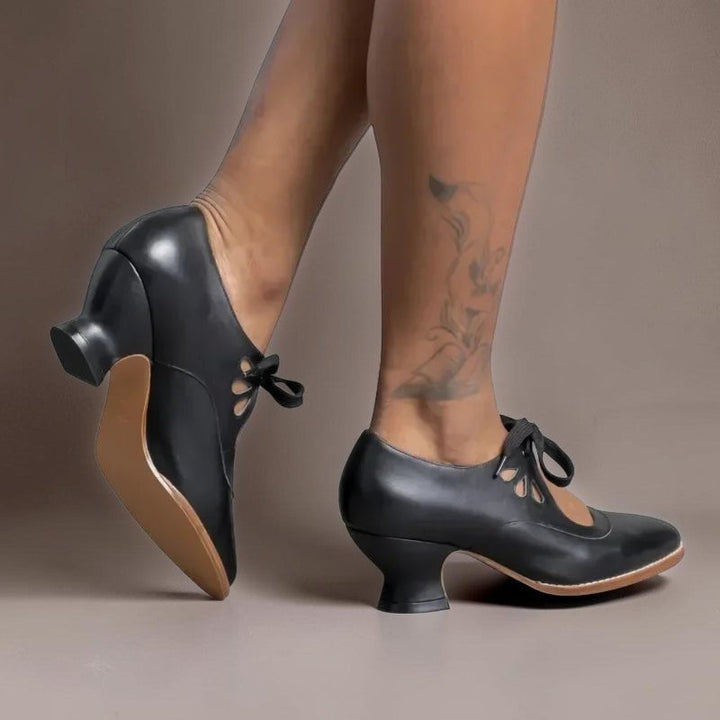 Anki svarta pumps med justerbar rem sedda från sidan