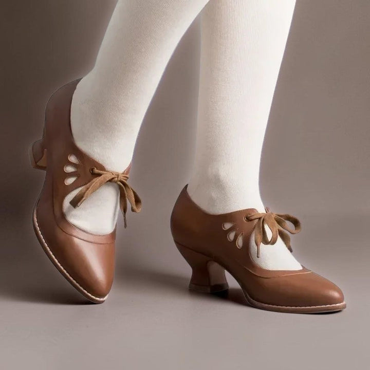 Anki eleganta pumps i brunt med snörningsdetalj