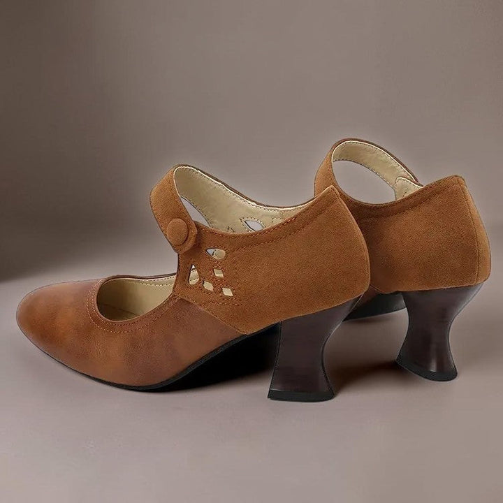 Maj-Britt – bruna pumps sedda bakifrån med bred klack