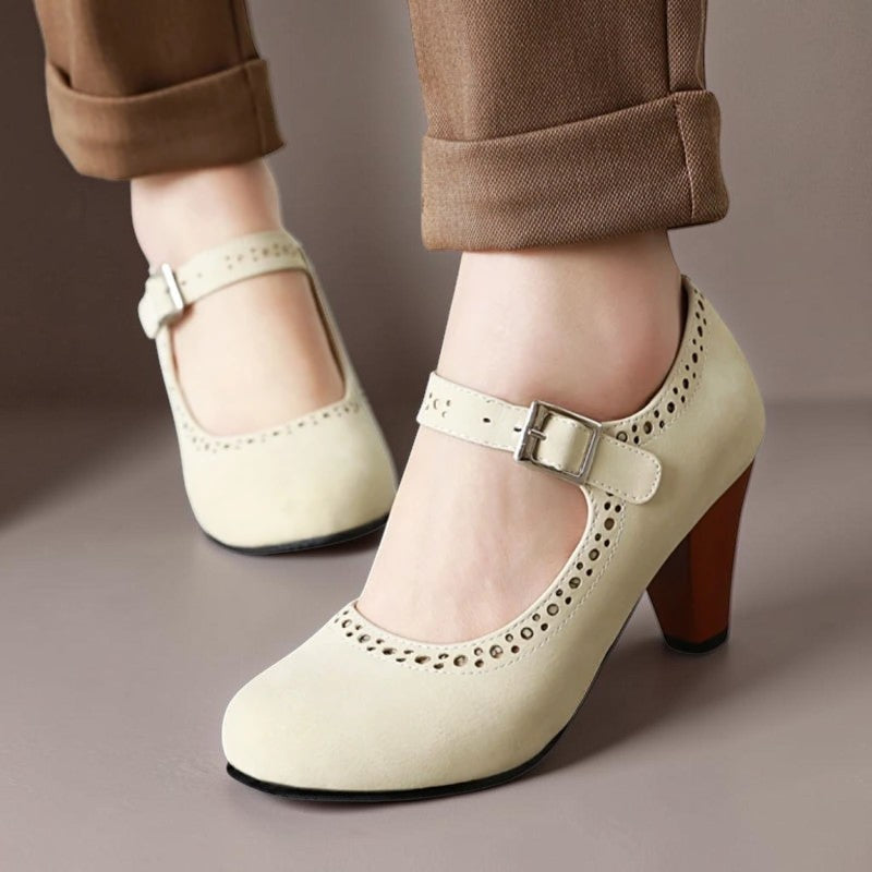 Ann-Louise eleganta Mary Jane-skor med låg klack i beige, bärda på fötterna