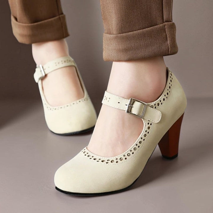 Ann-Louise eleganta Mary Jane-skor med låg klack i beige, bärda på fötterna
