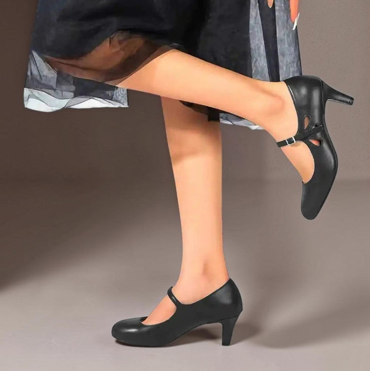 Kvinna som bär Ingmarie svarta pumps med rem och en elegant kjol