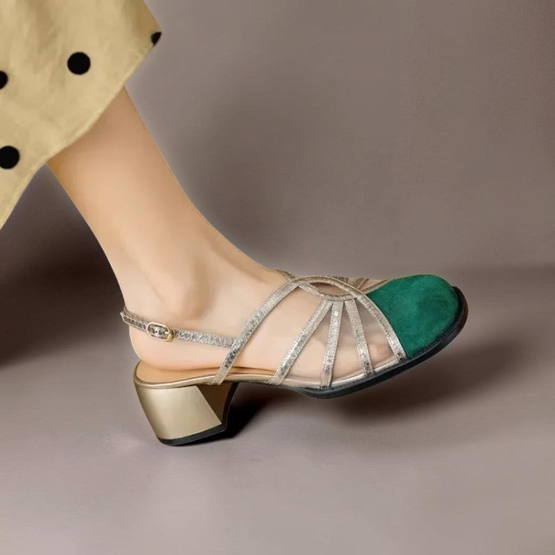 Anna-Karin sandal i grönt med justerbar rem och blockklack, sedd från sidan