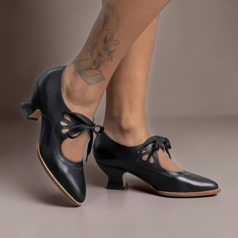 Anki eleganta pumps i svart med snörningsdetalj