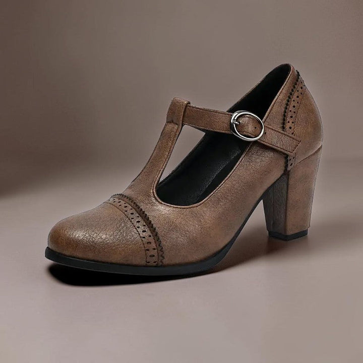 Ann-Christin bruna skor med T-rem, sedda från sidan