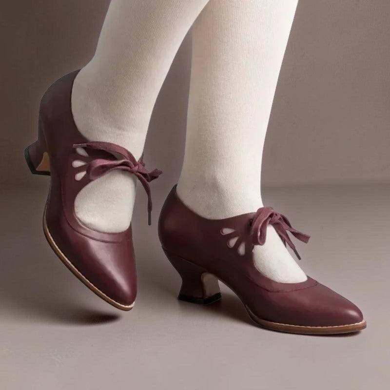 Anki eleganta pumps i bordeaux med snörningsdetalj