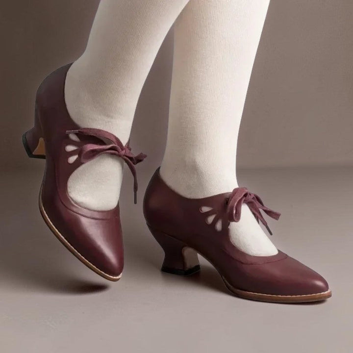 Anki eleganta pumps i bordeaux med snörningsdetalj